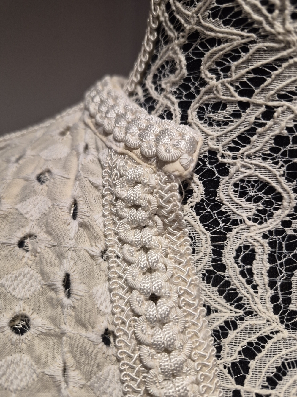 Zara Cream Eyelet V-Neck Sweater - Picture 4 of 7